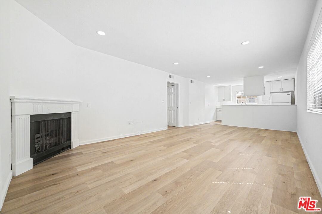 1820 S Barrington Ave #202 - Photo 6 of 8