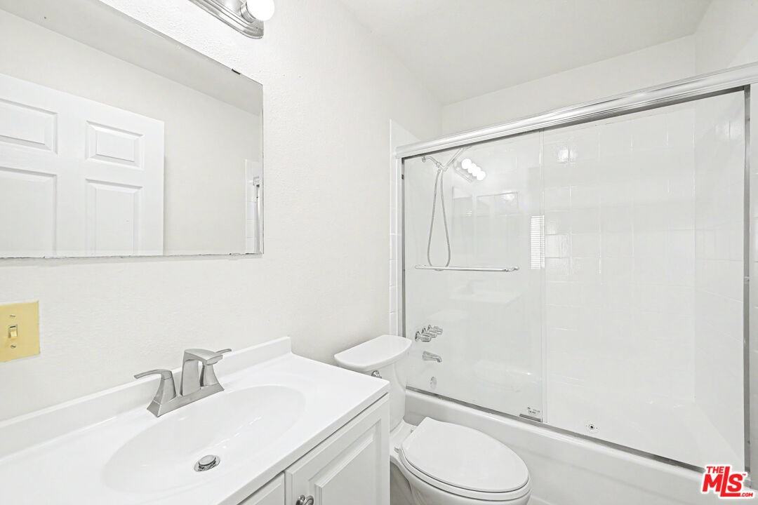 1820 S Barrington Ave #202 - Photo 7 of 8