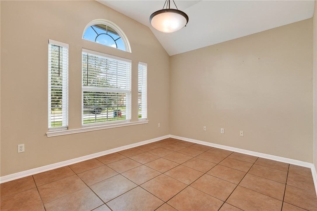 307 San Rafael Dr - Photo 4 of 28