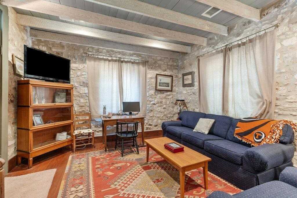 504 W Austin St - Photo 6 of 30