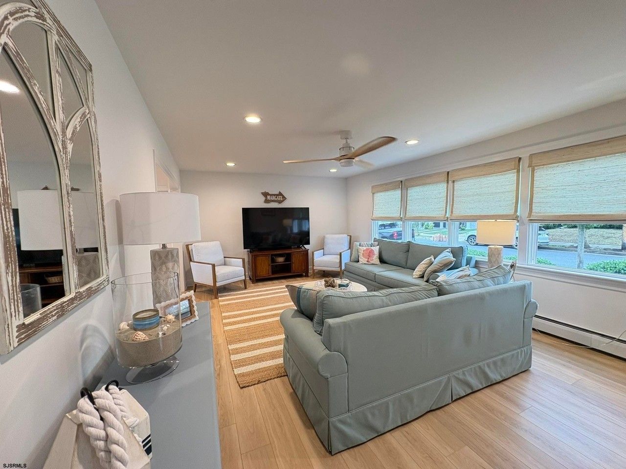 111 N Kenyon Ave - Photo 3 of 24