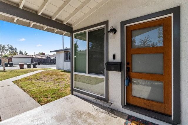 1329 N Maple St - Photo 2 of 8