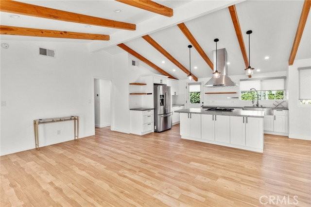 1329 N Maple St - Photo 3 of 8