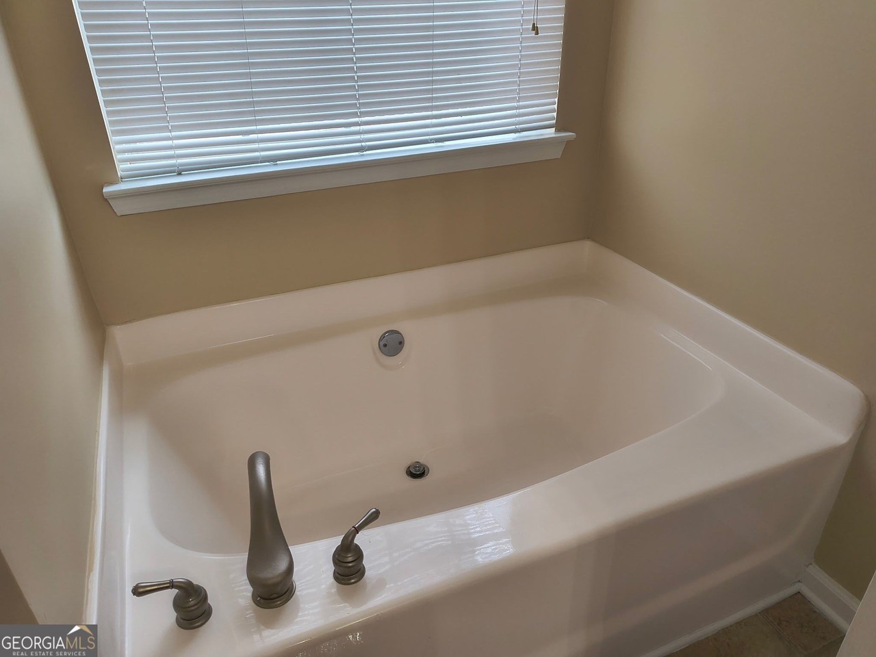 221 Polo Ln - Photo 6 of 17