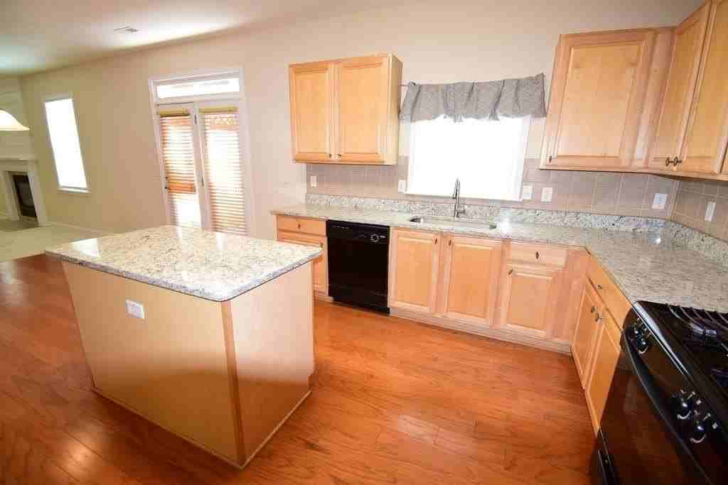 111 Carlisle St - Photo 7 of 31