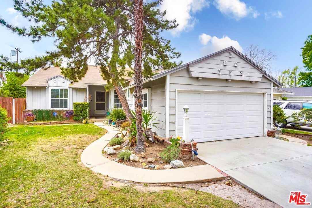 12748 Weddington St - Photo 2 of 7