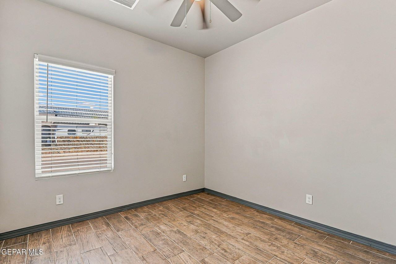 12760 Dorchester Ave - Photo 4 of 31