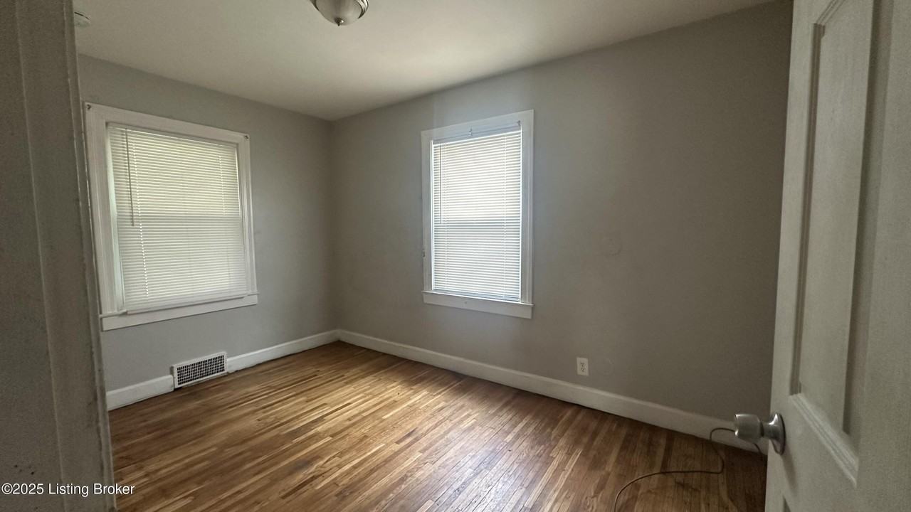 2110 Burwell Ave - Photo 4 of 15