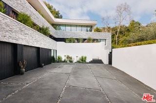 7681 Willow Glen Rd - Photo 3 of 8
