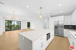 featured image of 8902 Sawyer St