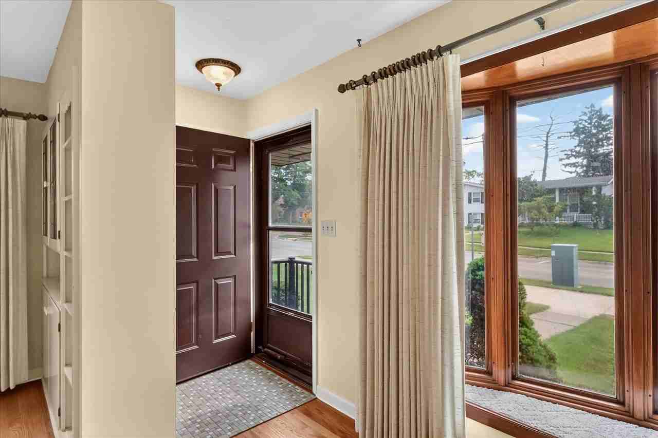 1920 Langley Ave - Photo 6 of 32