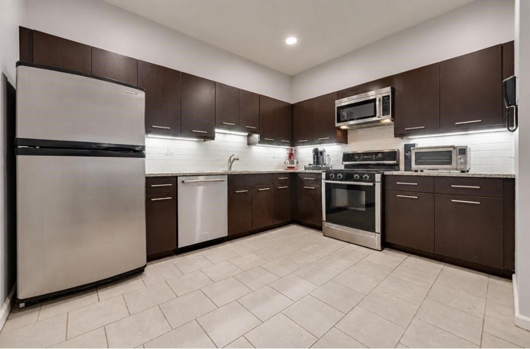 501 Adams St #2D - Photo 3 of 15