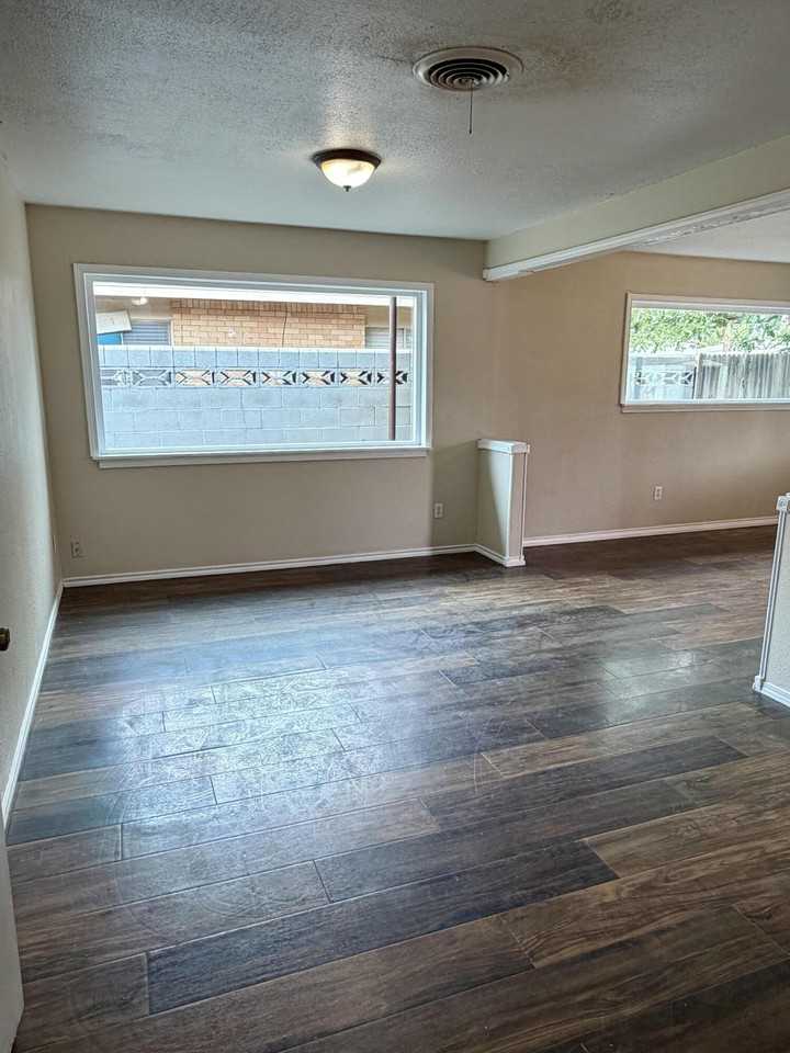 2112 58th St - Photo 3 of 19