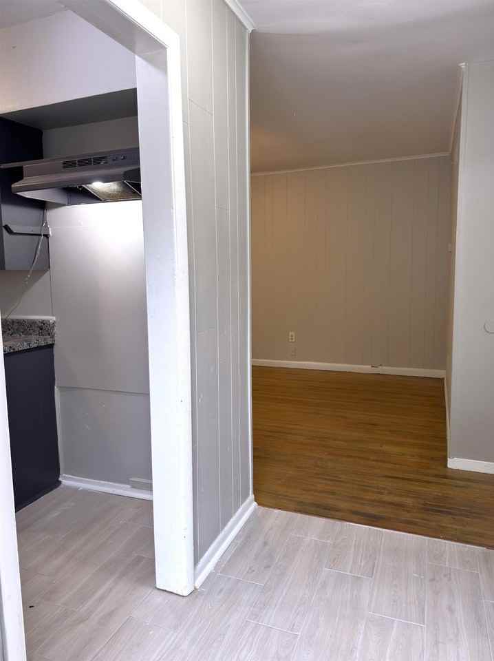 1106 Stratford Rd - Photo 3 of 20
