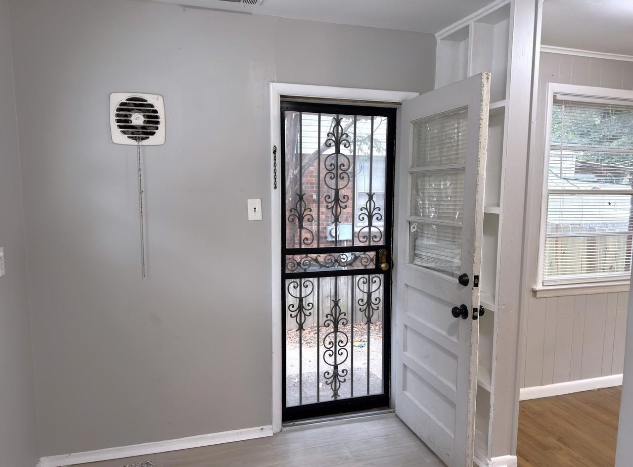 1106 Stratford Rd - Photo 7 of 20