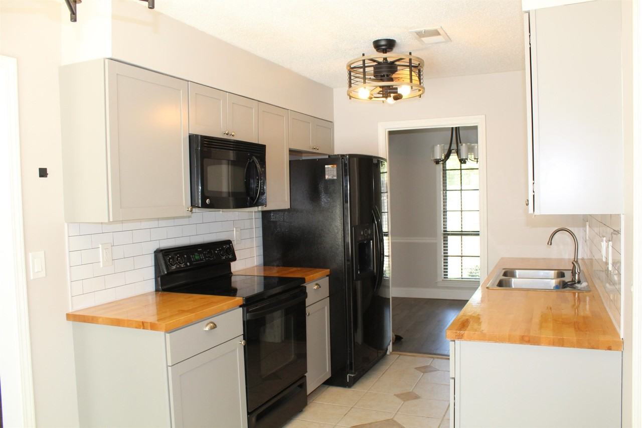3100 Mary Elizabeth Dr - Photo 4 of 17