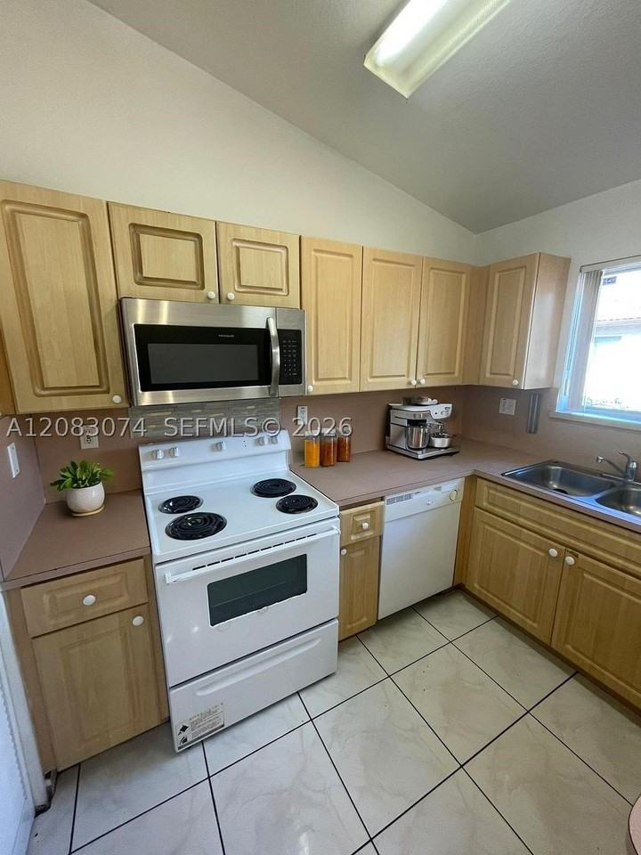 17346 Nw 74th Ave #201 - Photo 6 of 18