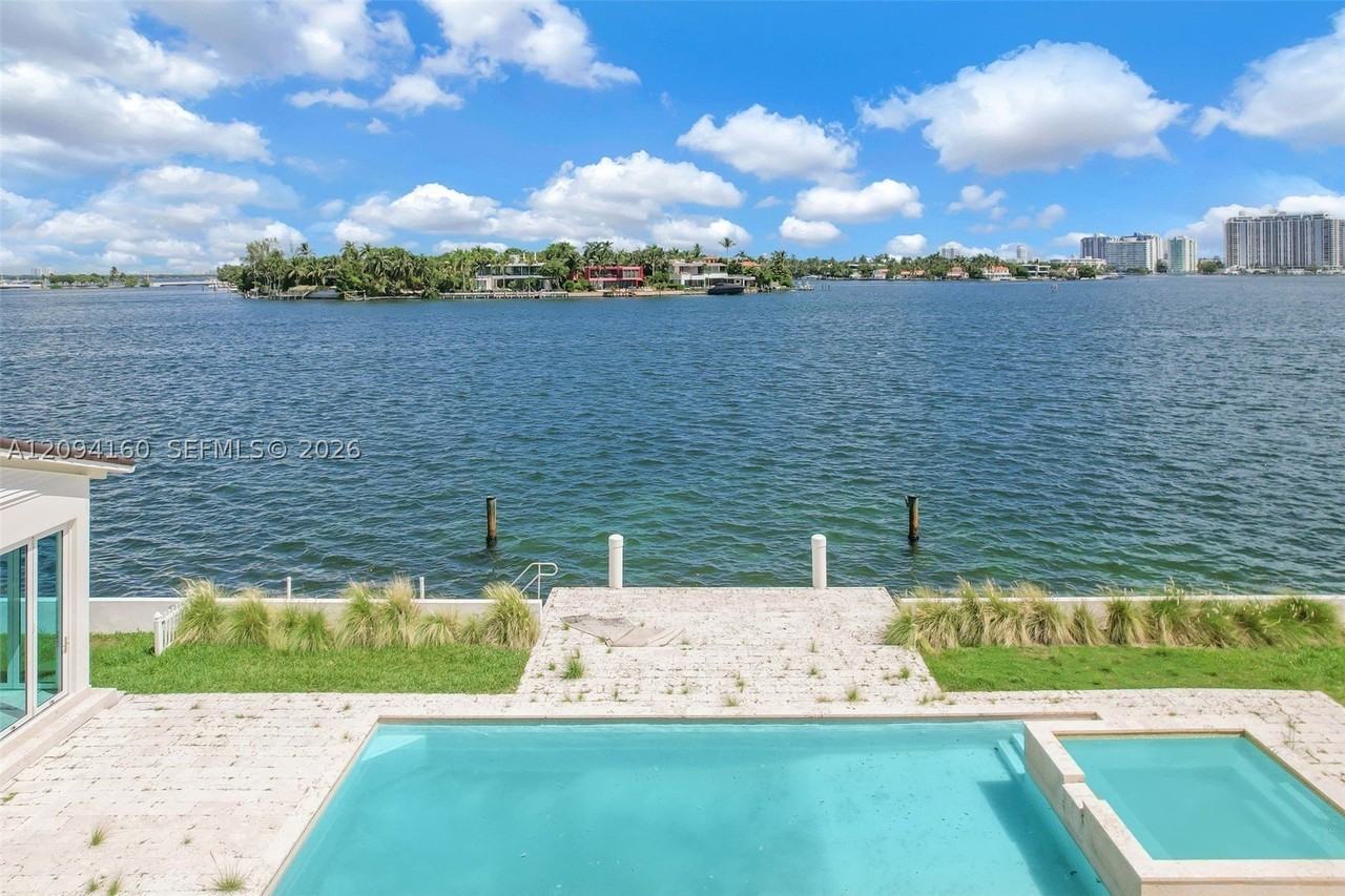 205 N Hibiscus Dr - Photo 4 of 50