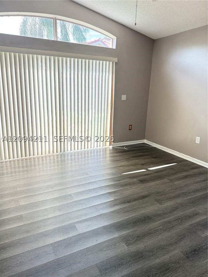 19030 Nw 54th Ave - Photo 5 of 17