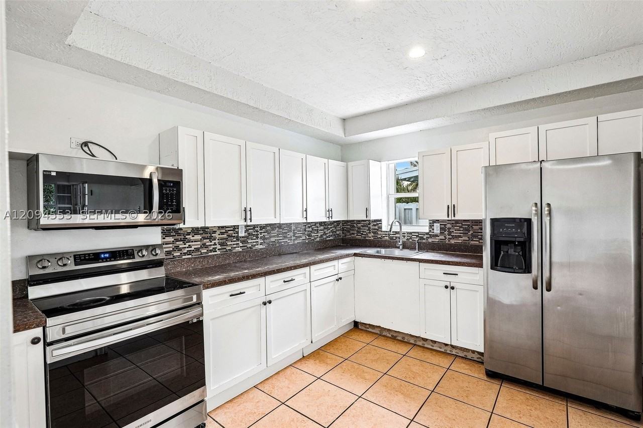 571 Ne 172nd St - Photo 3 of 33