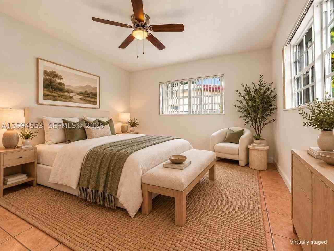 571 Ne 172nd St - Photo 4 of 33