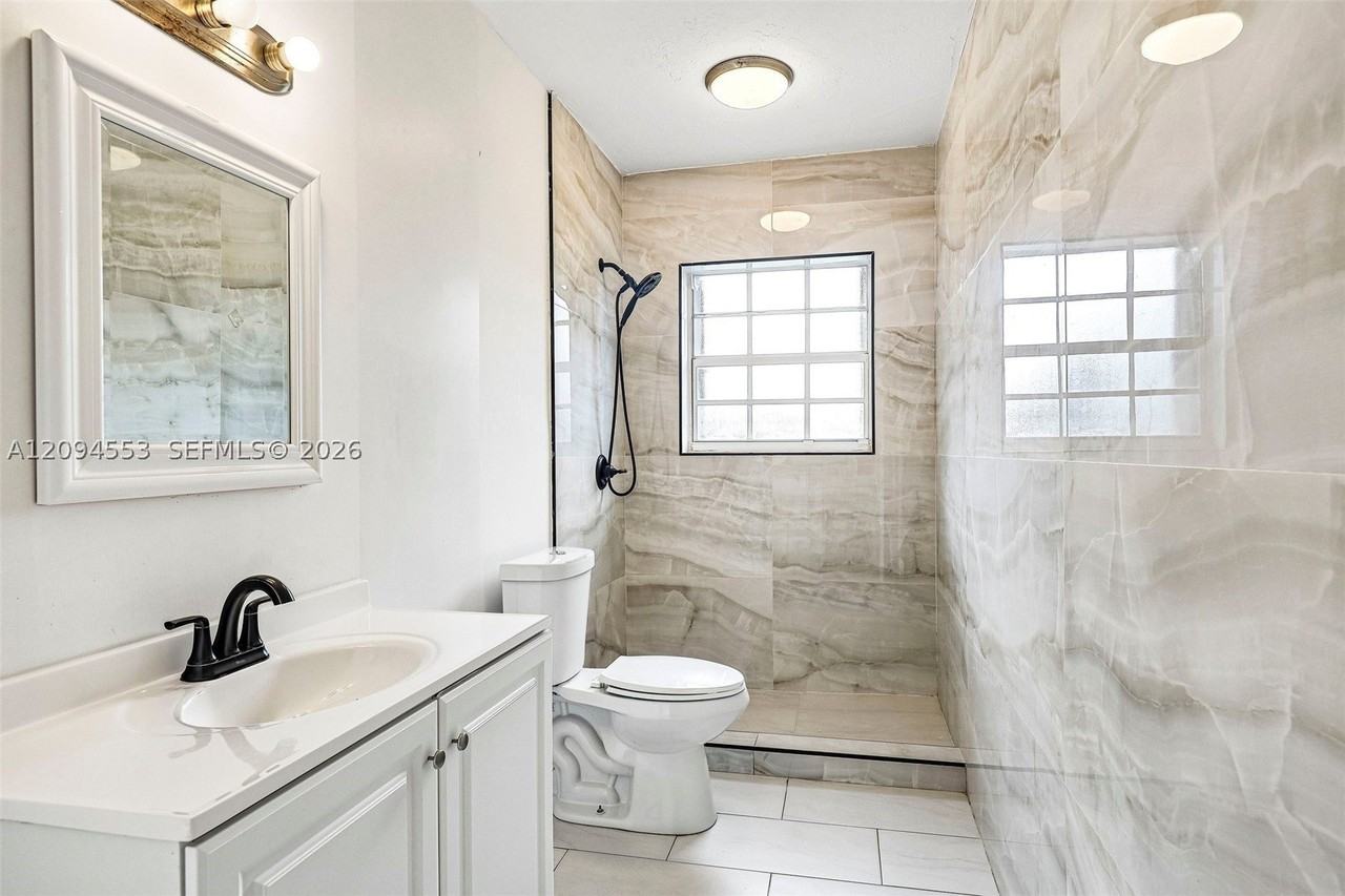 571 Ne 172nd St - Photo 6 of 33