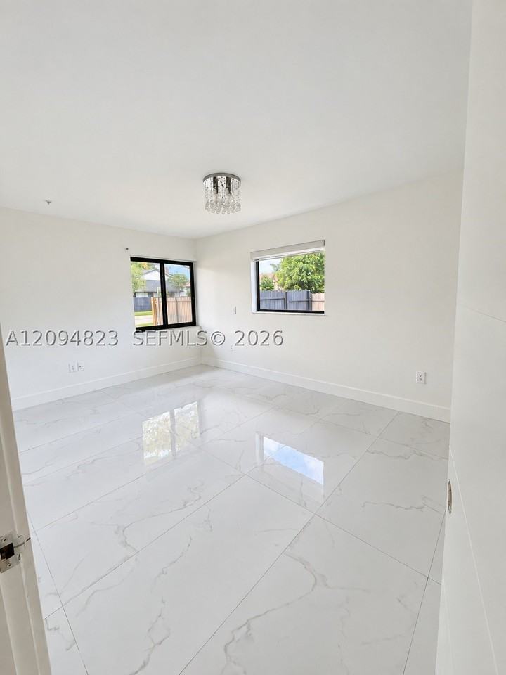 9211 Sw 122nd Ave - Photo 7 of 12