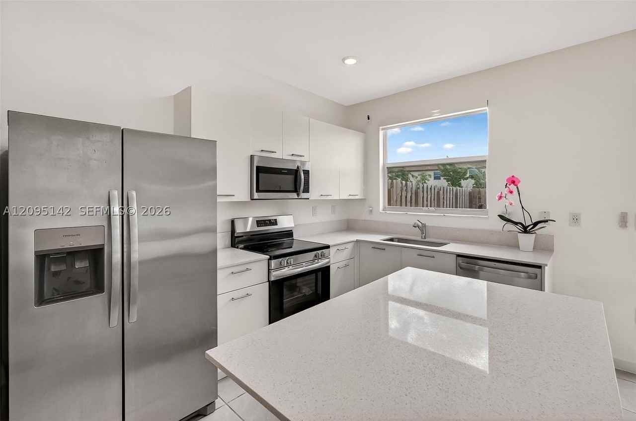 12221 Nw 24th Pl - Photo 4 of 50