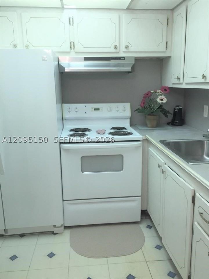 107 Canterbury E #107 - Photo 5 of 26