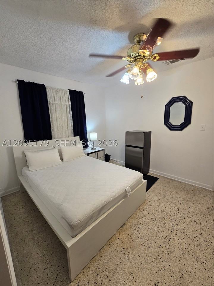 479 E 15th St #1 - Photo 2 of 5