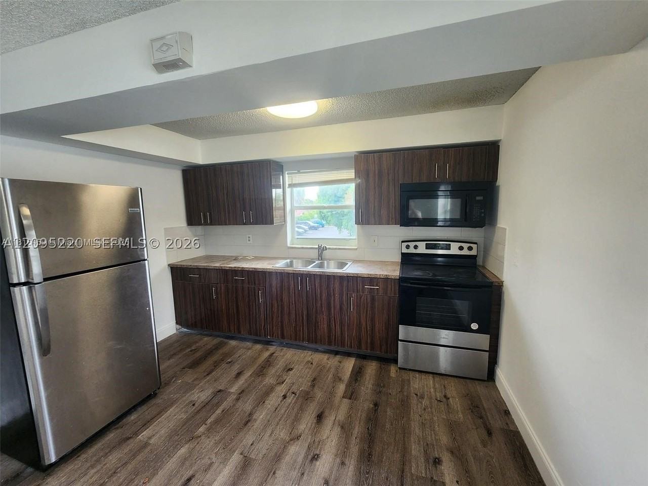 4117 Woodside Dr #2 - Photo 3 of 9