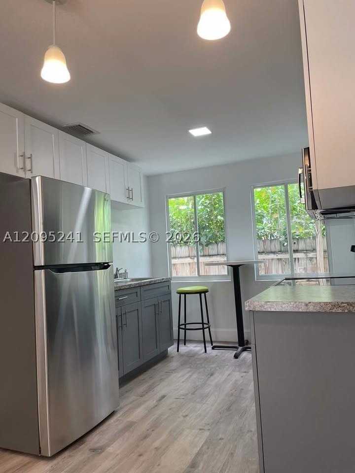 308 Nw 11th Ave #A - Photo 2 of 5