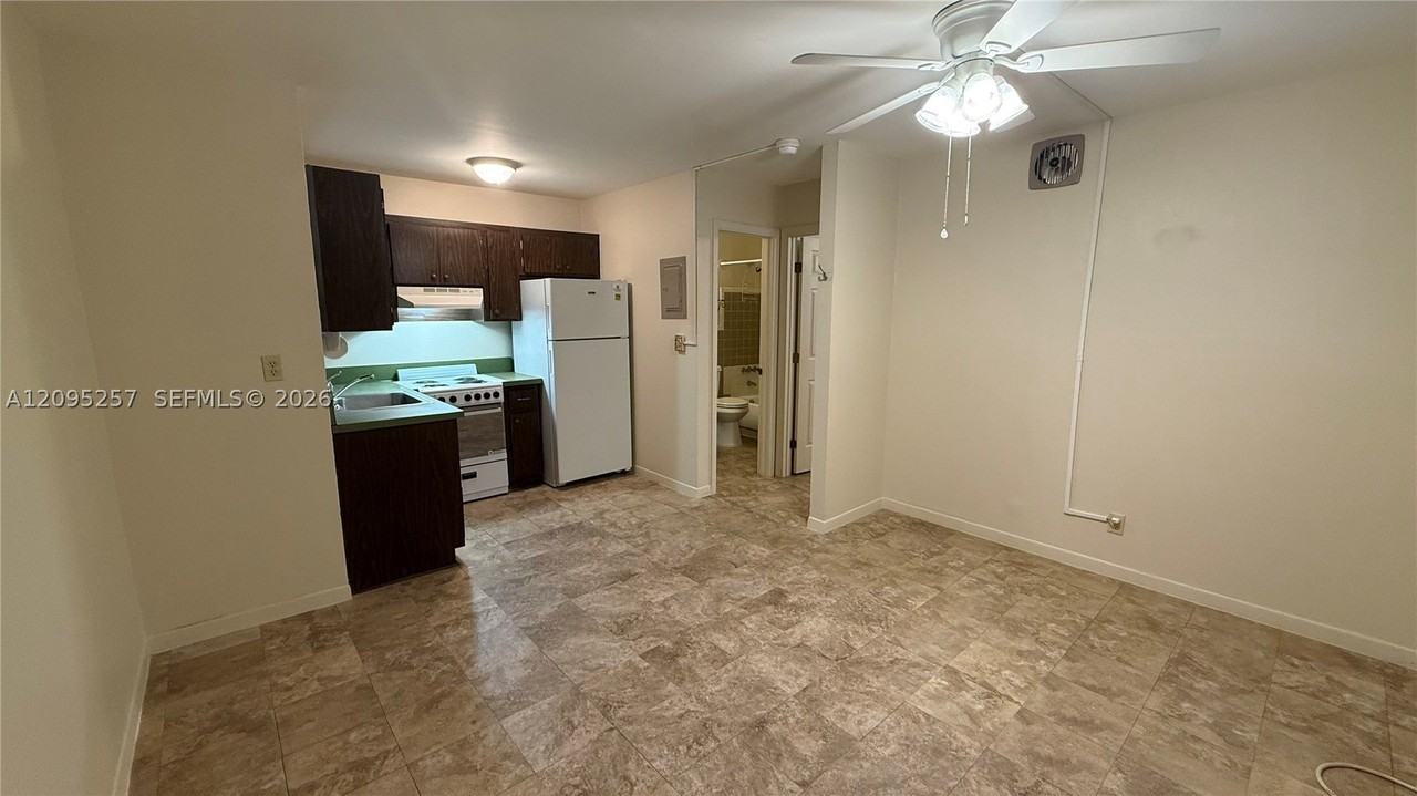 2400 Sw 42nd Ave #1-6 - Photo 3 of 10