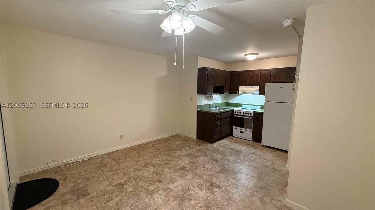 2400 Sw 42nd Ave #1-6 - Photo 4 of 10