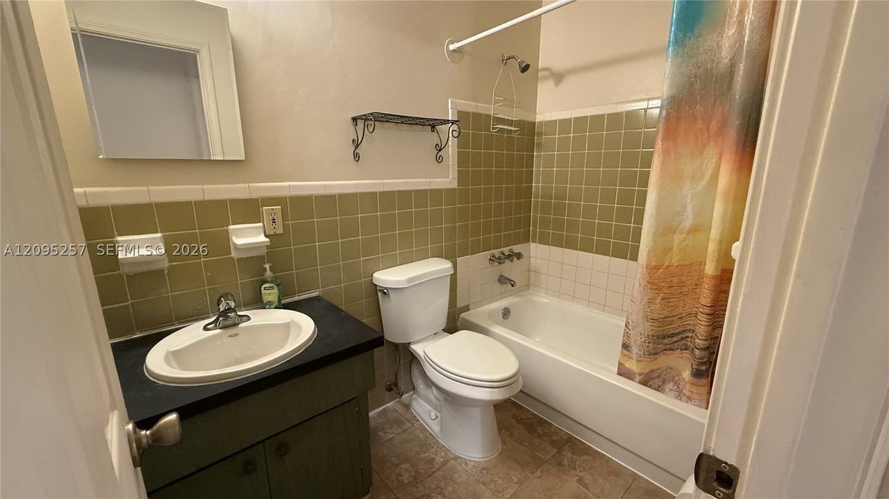 2400 Sw 42nd Ave #1-6 - Photo 5 of 10