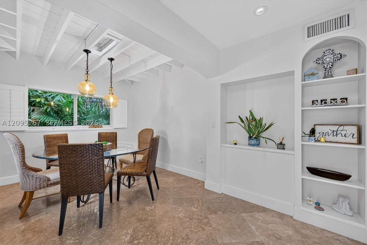 6015 Sw 32nd St - Photo 5 of 39