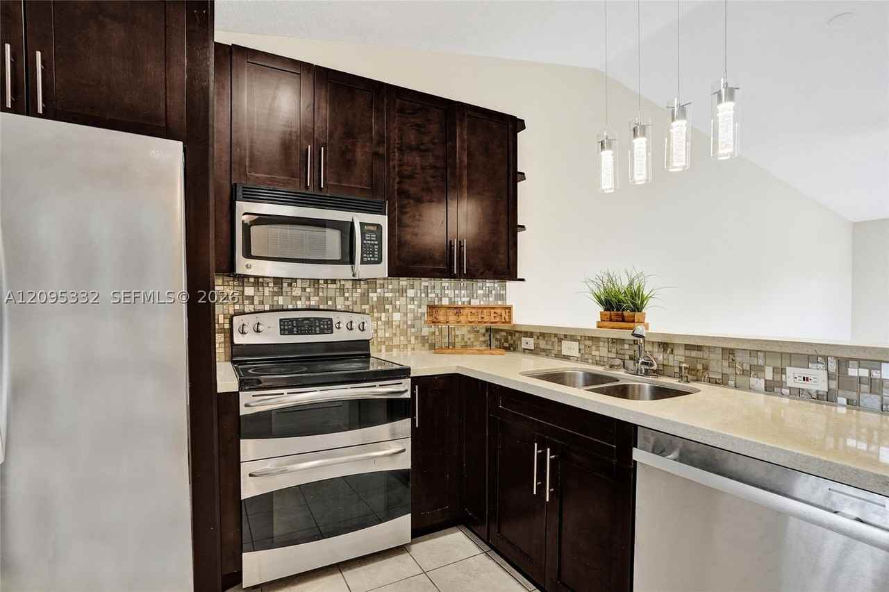 9946 Nob Hill Pl #9946 - Photo 7 of 40