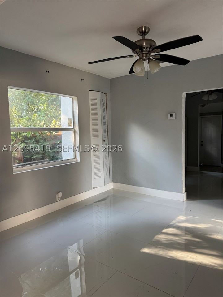 585 Ne 163rd St #1 - Photo 3 of 15