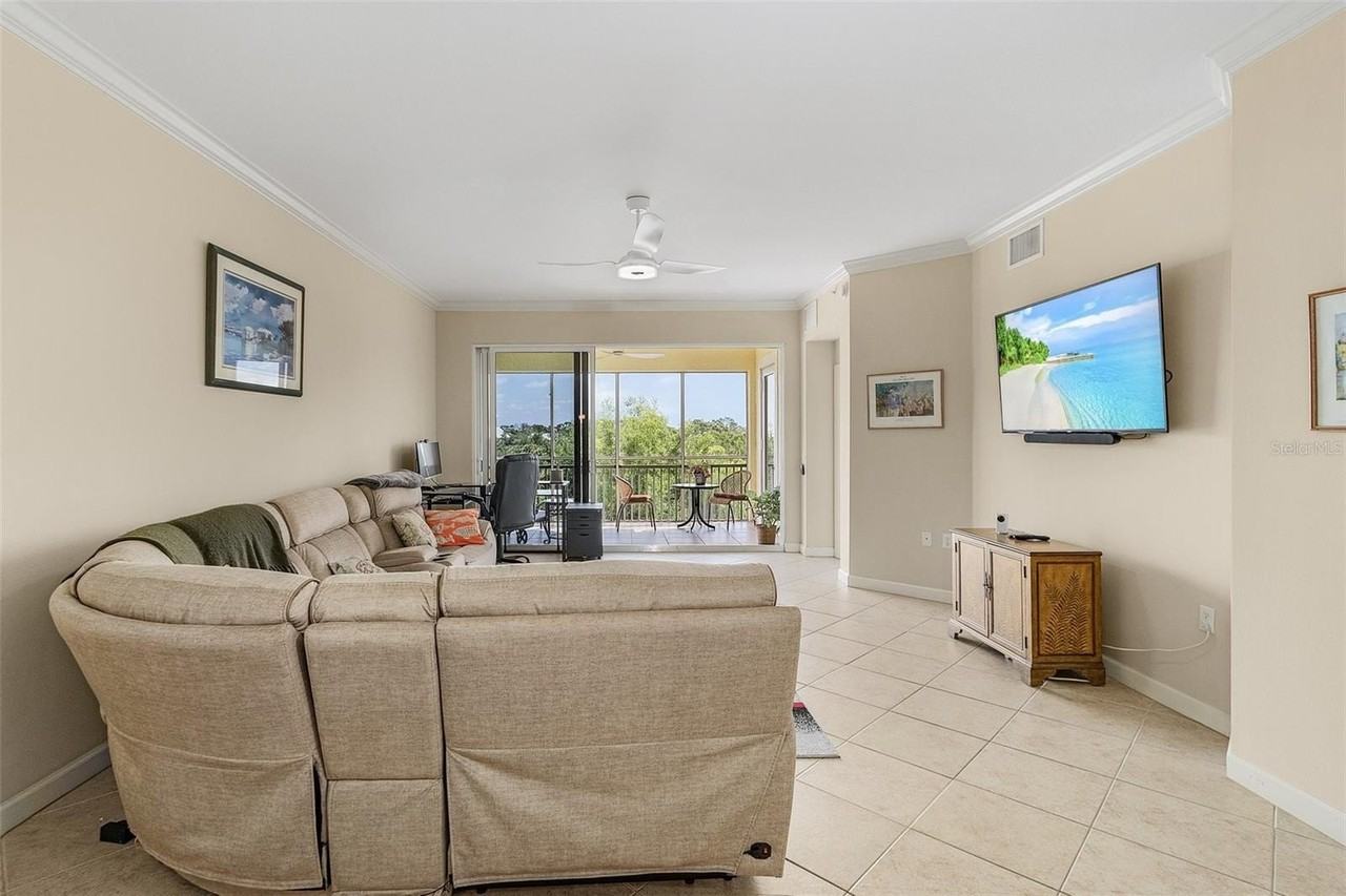 8541 Amberjack Cir #202 - Photo 4 of 33