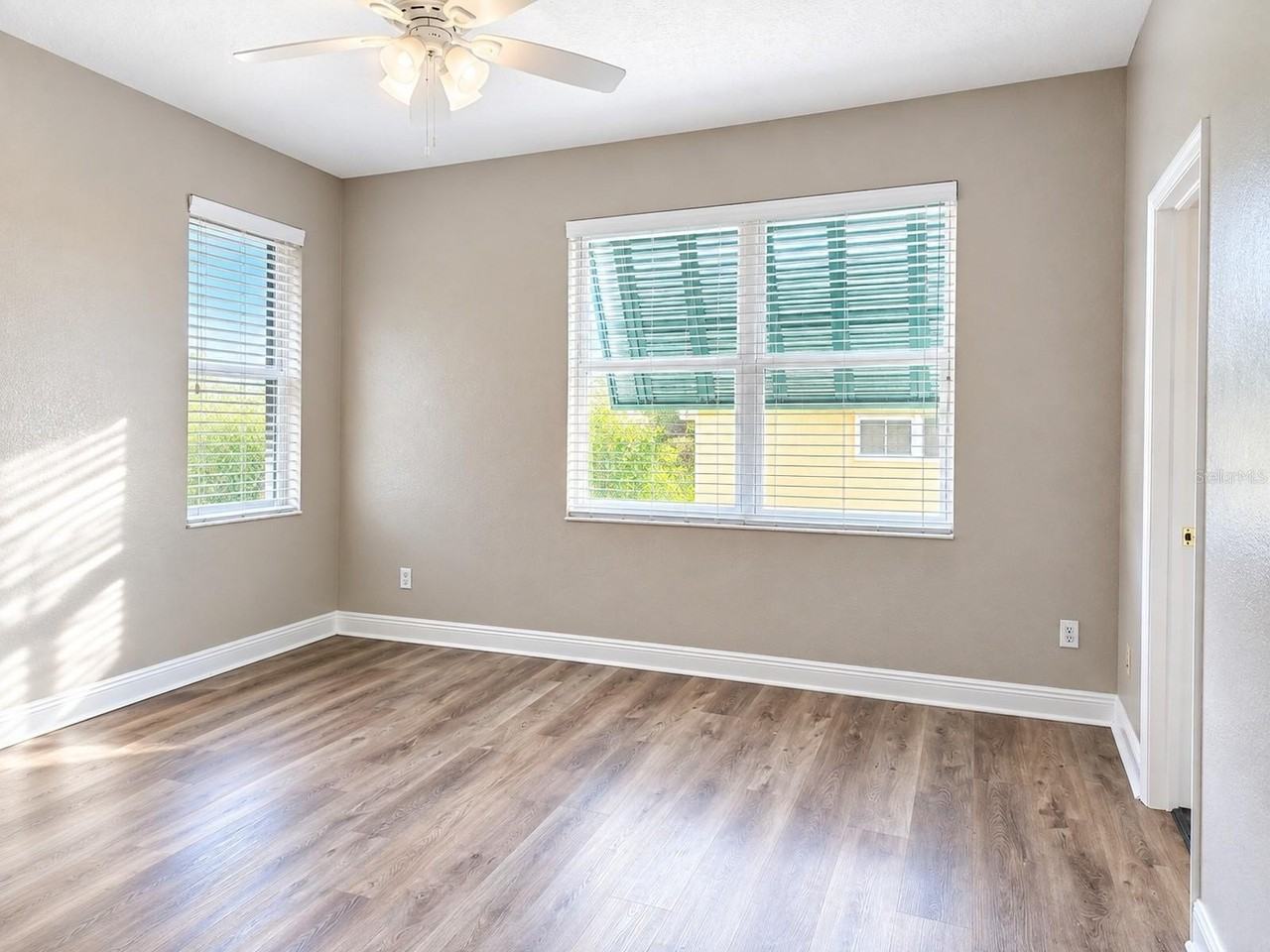 1103 Islamorada Ln - Photo 4 of 7