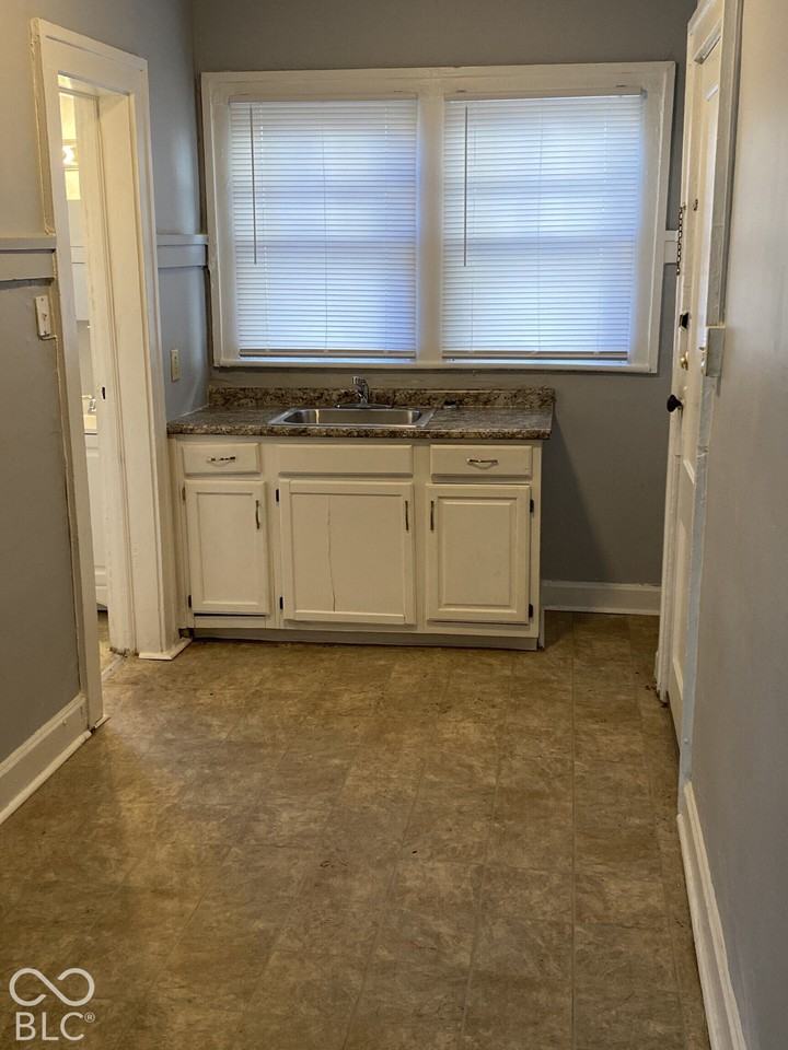 634 E 37th St #1 - Photo 6 of 12