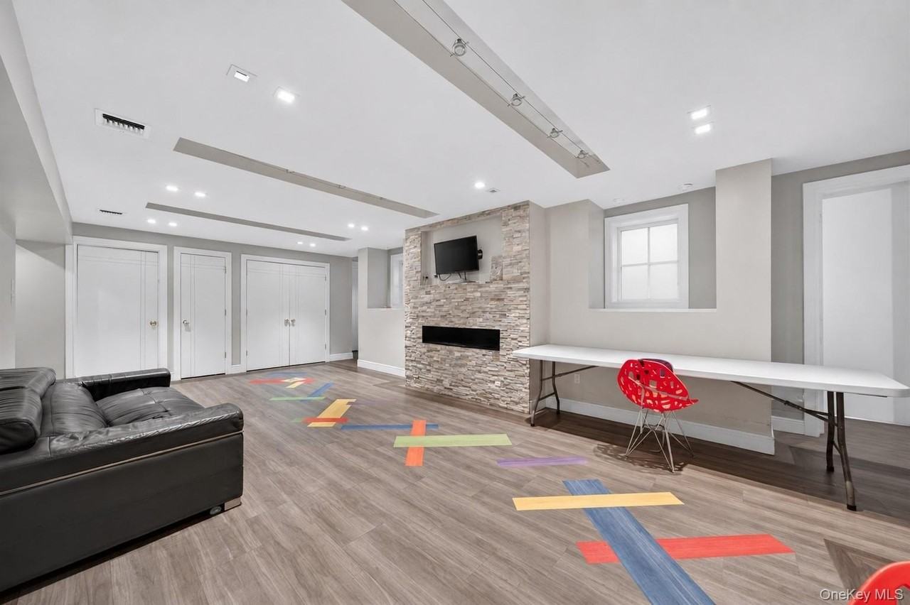 8 Apple Hill Dr - Photo 5 of 25