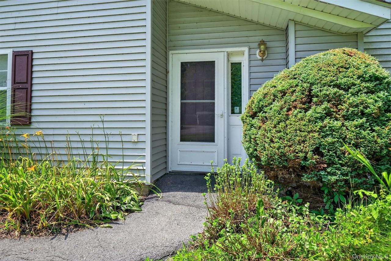 226 Eagleton Dr - Photo 4 of 37