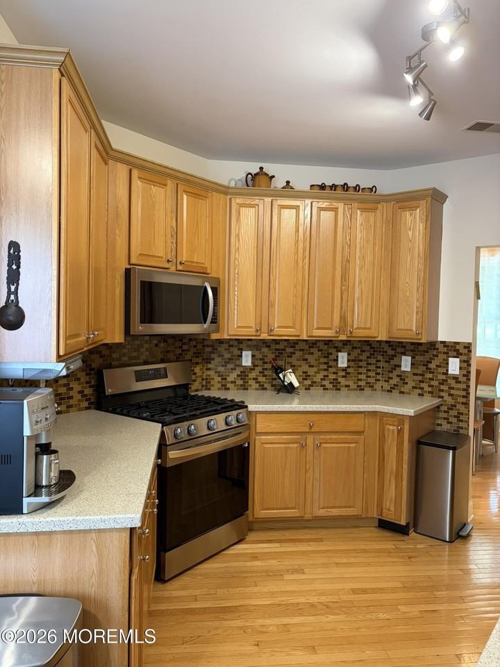 215 Shinnecock Dr - Photo 4 of 29
