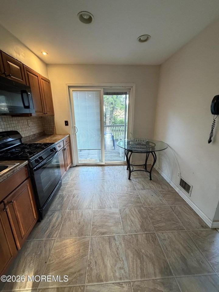 6 Roslyn Dr - Photo 7 of 19