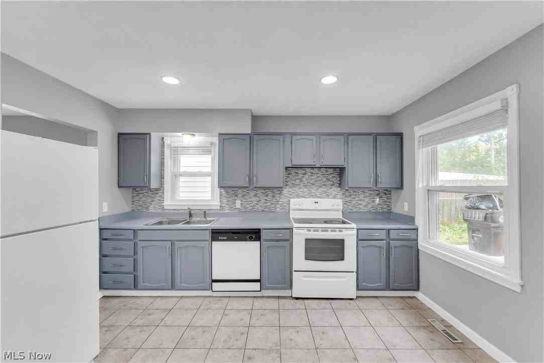 15701 Leigh Ellen Ave - Photo 7 of 18