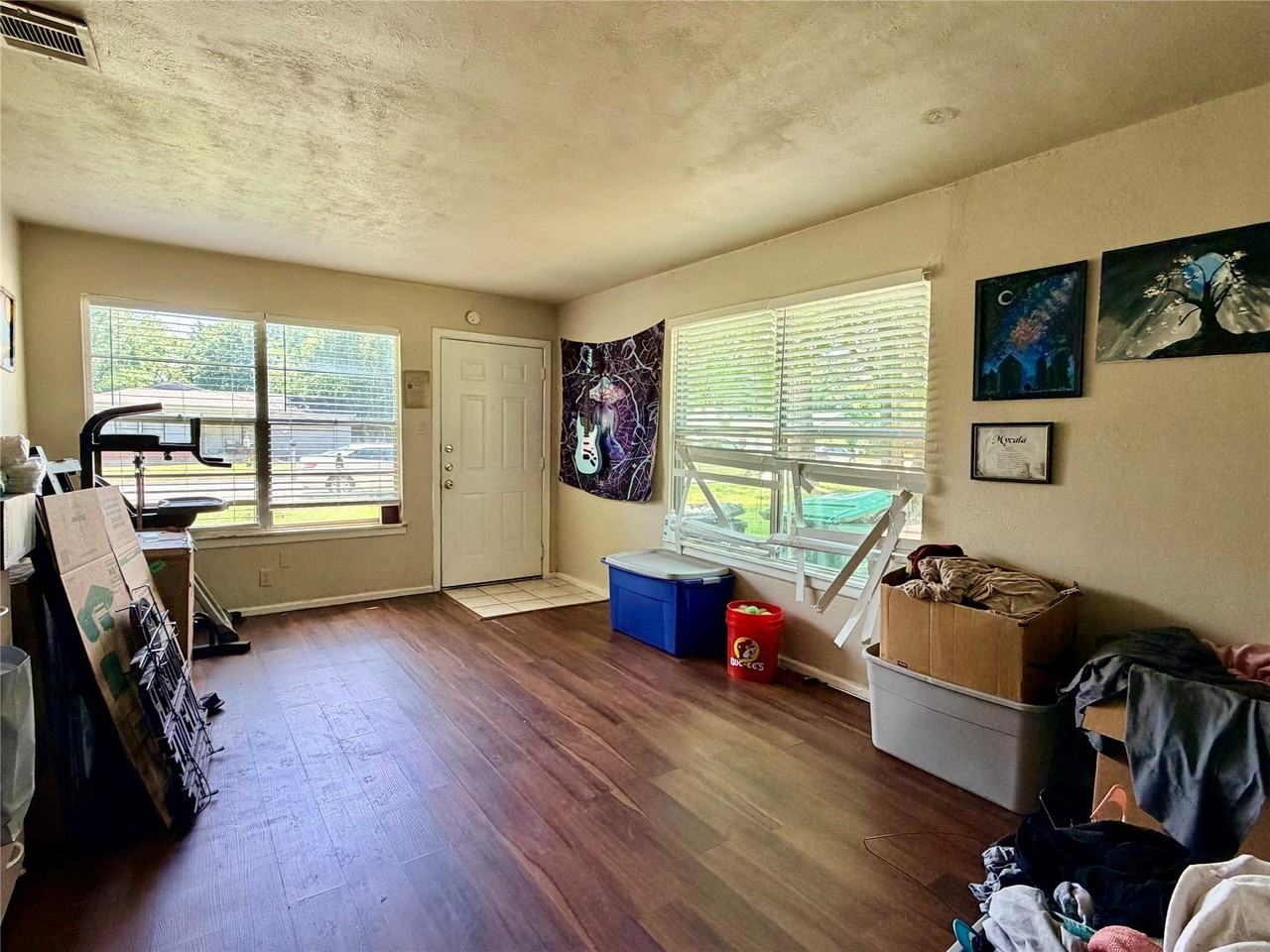 1412 Oakwood Dr - Photo 2 of 10