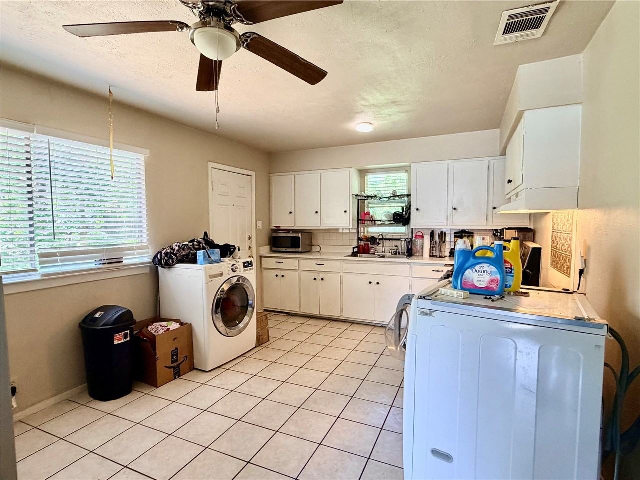 1412 Oakwood Dr - Photo 4 of 10