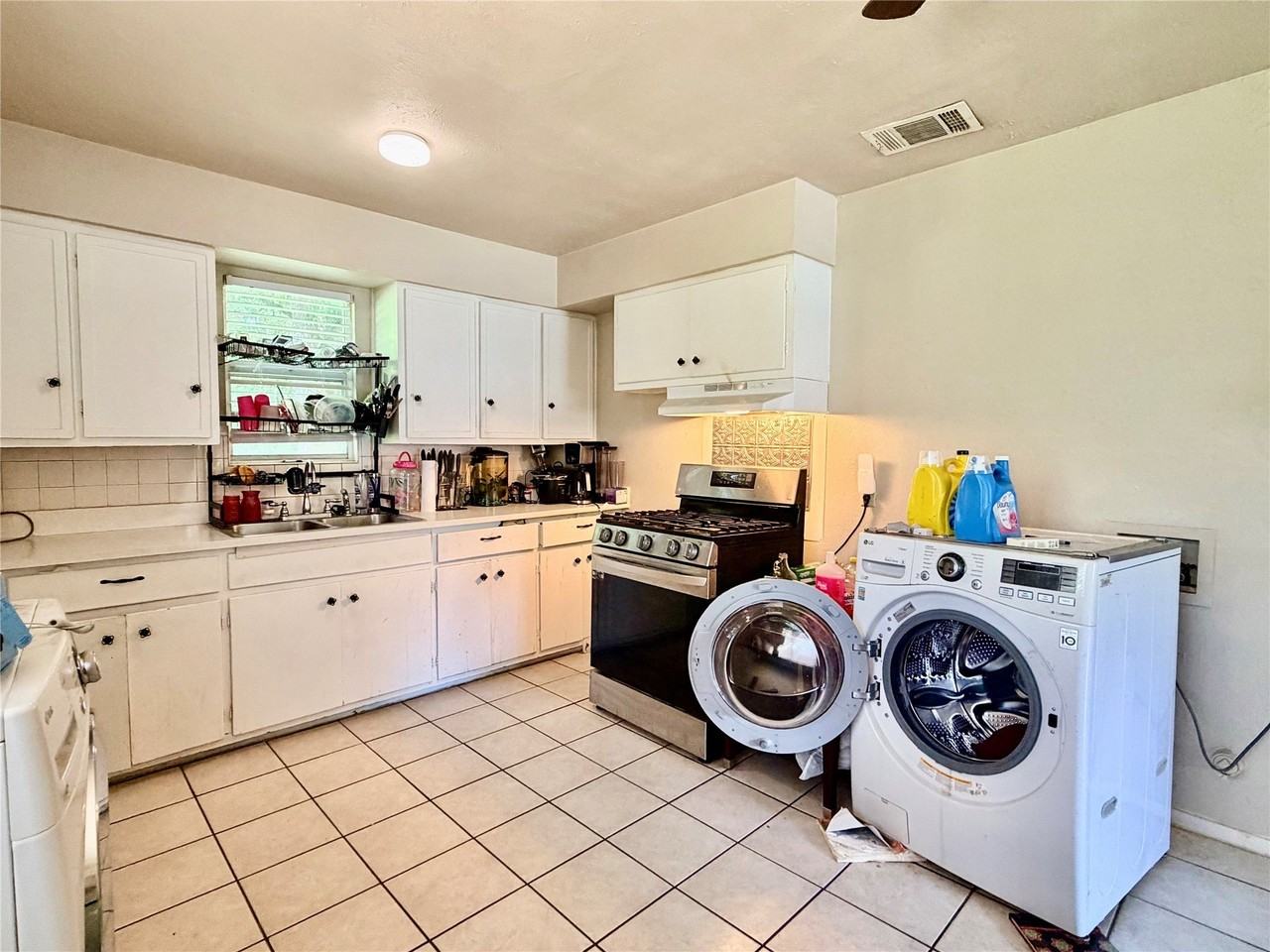 1412 Oakwood Dr - Photo 5 of 10