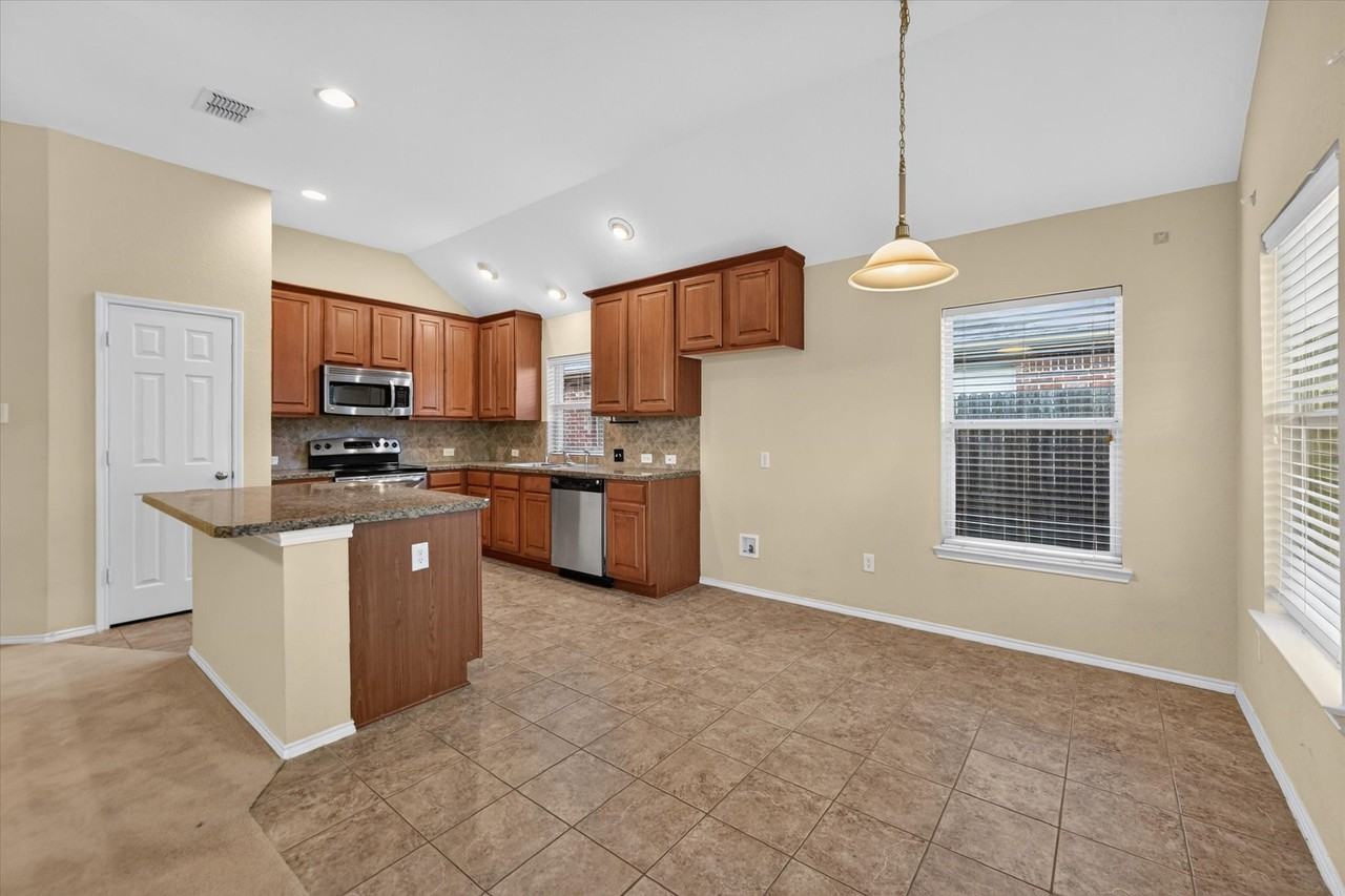 1136 Ainsworth Dr - Photo 3 of 20